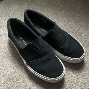TOMS Women’s Black Slip-On Shoes 9 (like new)